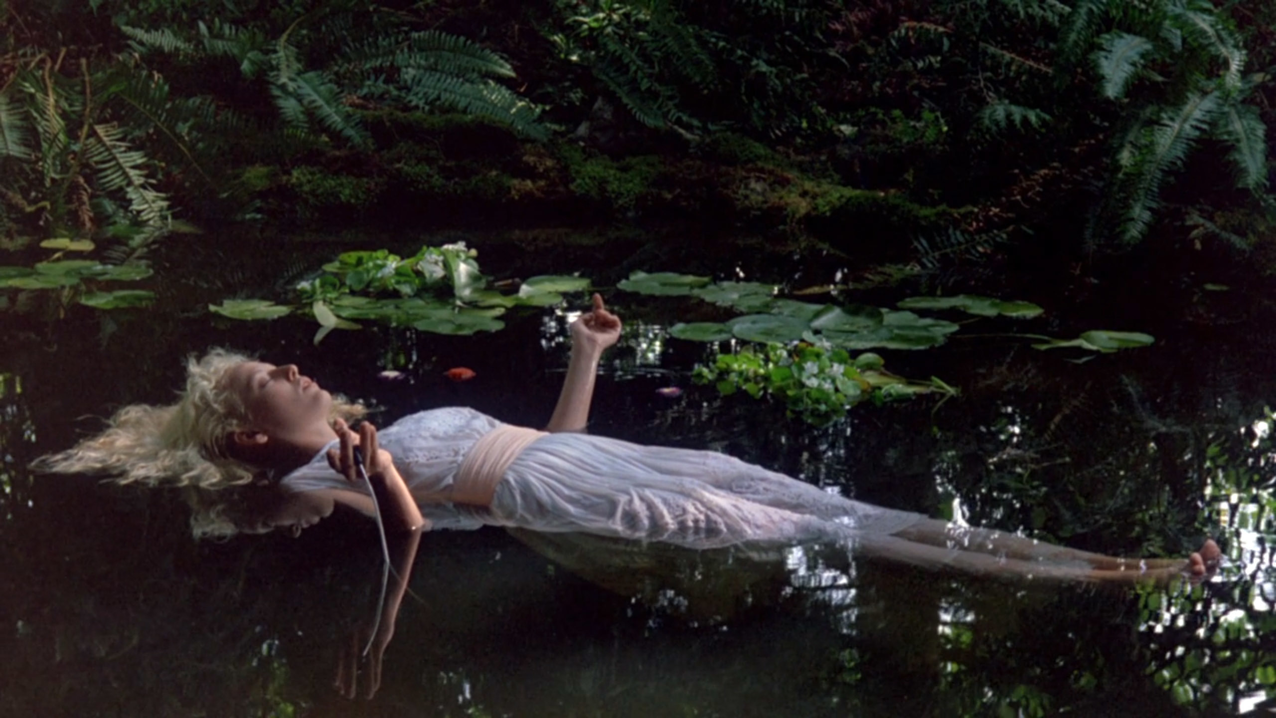 ヴァージニア・マドセン（Virginia Madsen）「禁じられた恋」（1986）・・・《オフィーリア》_e0042361_14462585.jpg