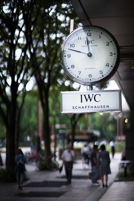 Mechanical Watches Tempting Walkers On A Street_d0353489_20473074.jpg