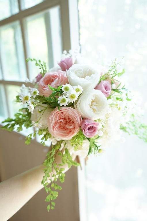 #ホワイト&ピンクローズのクラッチブーケ_a0136507_22103486.jpg