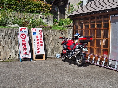 毘沙門通りの花飾りが秋色へ変わりました_c0336902_19023972.jpg