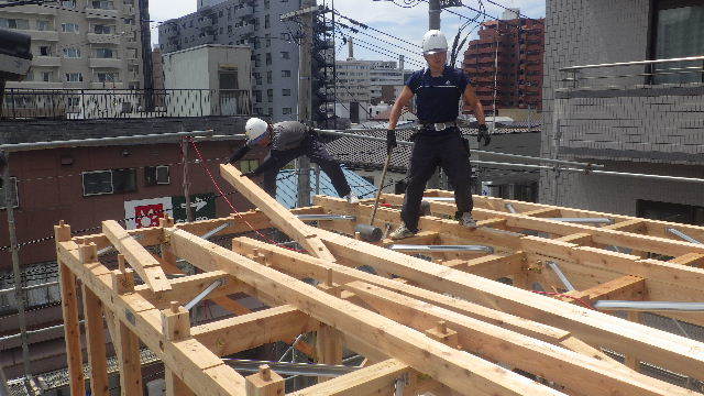 盛岡市本町通　地域材を使い大工の作る木造3階建住宅　建て方進行中！_f0105112_04024175.jpg