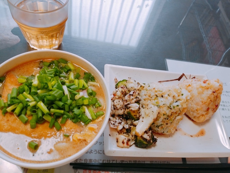 すずらん荘　昼食：味噌煮込みうどん、おにぎり_c0357519_12353298.jpg