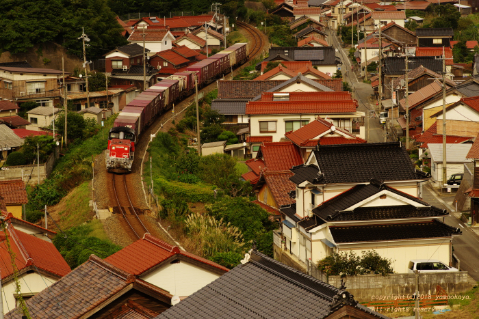 石州瓦の漁村を縫うように ローカル鉄道散歩