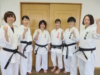 日曜空手　屯田教室　女性黒帯チーム_c0118332_14020360.jpg