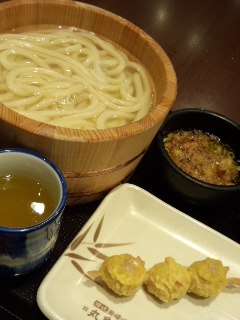 大崎　丸亀製麺の釜揚げうどんとうずら卵天_f0112873_23585377.jpg