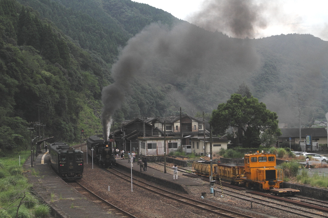 山の麓の小さな駅の行き違い - 肥薩線・2018年 -_b0190710_21551902.jpg