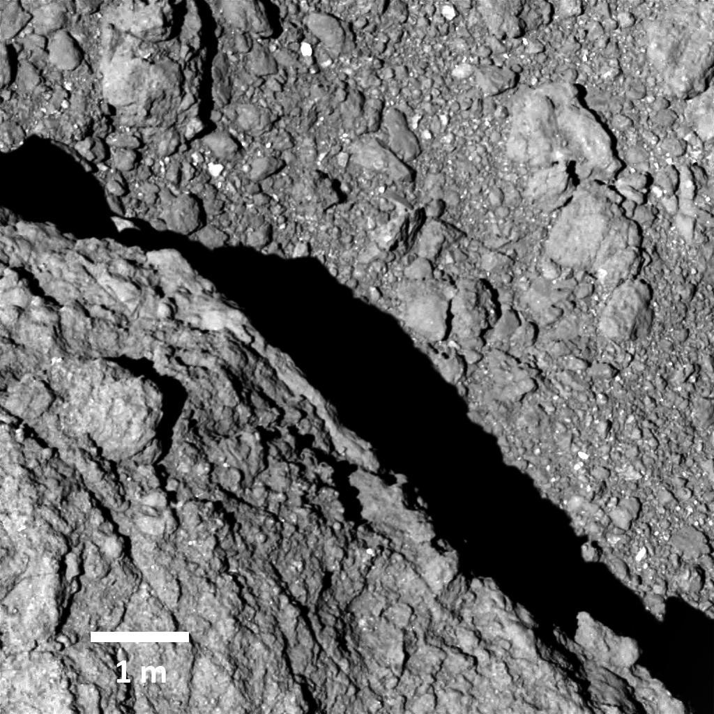 「はやぶさ2」が世界初、小惑星「リュウグウ」の地表の動画撮影に成功。_b0316804_09234686.jpg