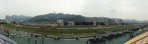 沙田競馬場で開催されたナショナルデーカップで賭ける☆National Day Cup at Sha Tin Horse Raciecourse in Hong Kong_f0371533_17351483.jpg