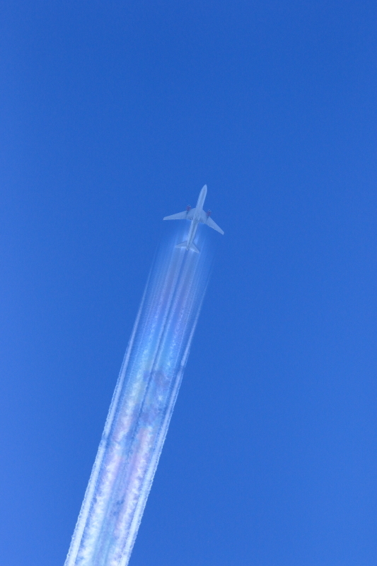 虹色の飛行機雲　彩雲_f0369315_23171232.jpg