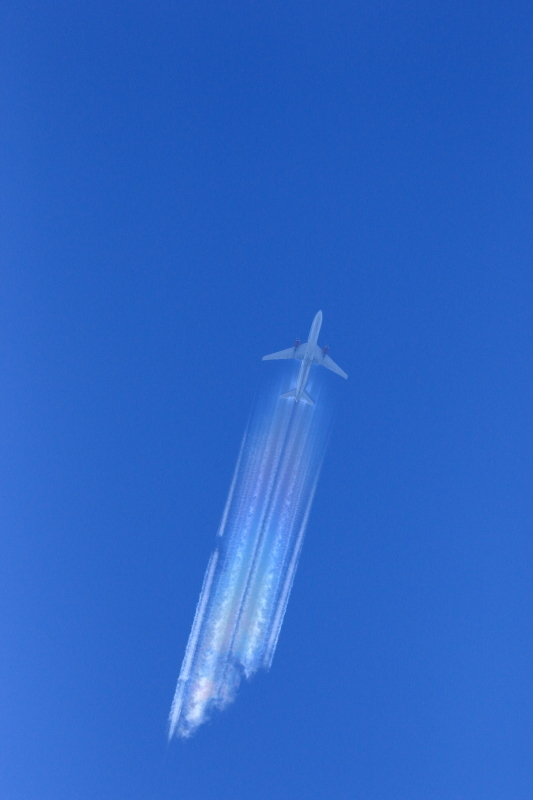 虹色の飛行機雲 彩雲_f0369315_23171242.jpg