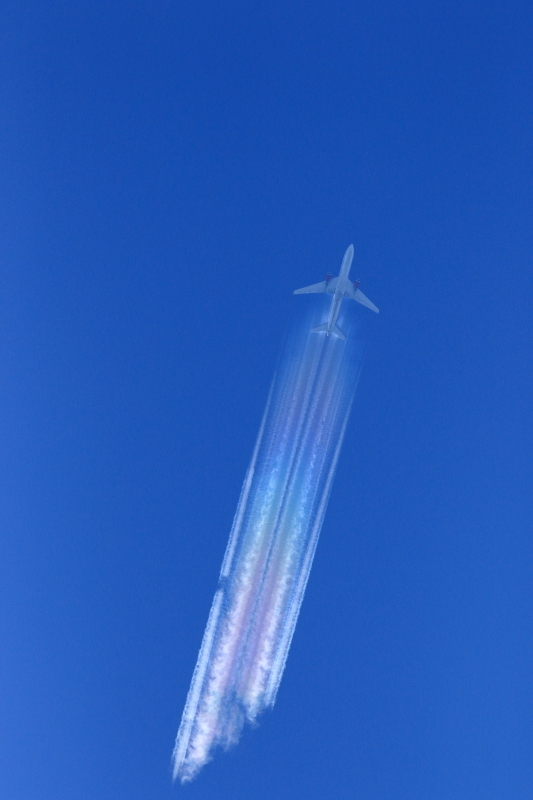 虹色の飛行機雲　彩雲_f0369315_23171260.jpg