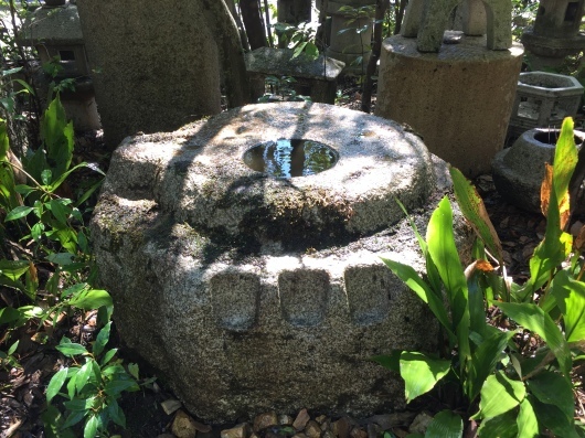 小ぶりな礎石形水鉢 手水鉢