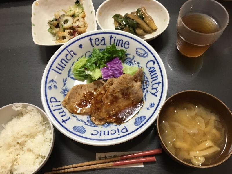 しらゆり荘 夕食： 豚肉の生姜焼き、茄子の味噌炒め、ちくわとキュウリの酢の物_c0357519_06000629.jpeg