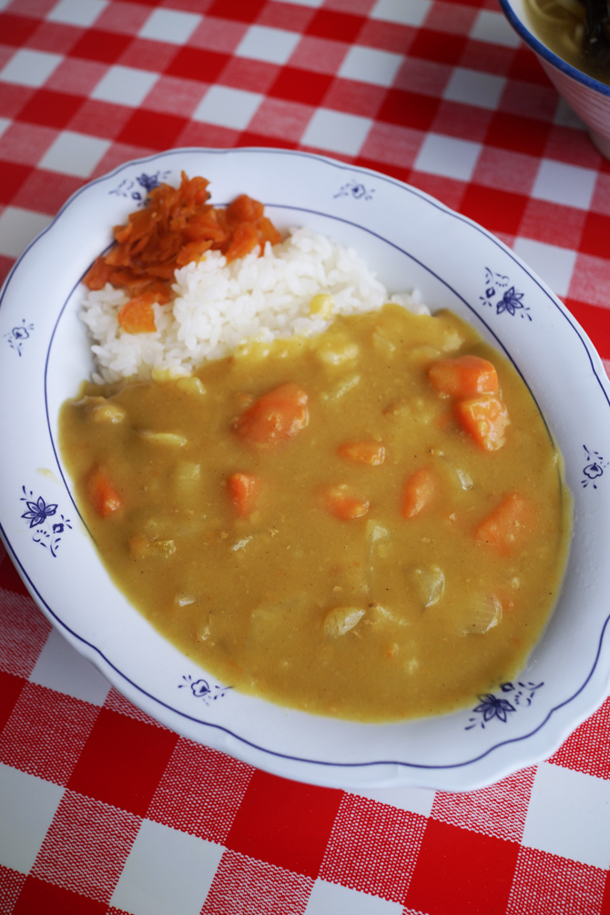 大豪雨の宮里そば　こんぶそばと黄色いカレー_b0049152_08005111.jpg