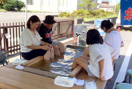 津まつりで温泉足湯が人気でした_b0145257_16065039.jpg