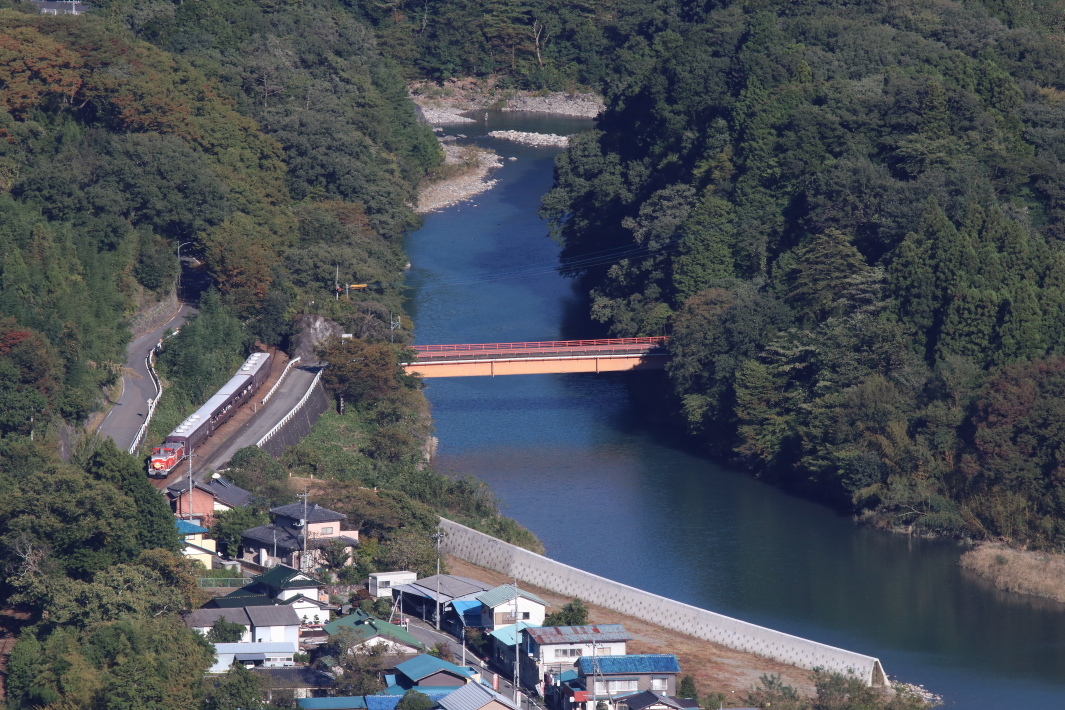 緑の渡良瀬渓谷に紅一点の機関車 - わたらせ渓谷鉄道・2018年秋 -_b0190710_15394879.jpg