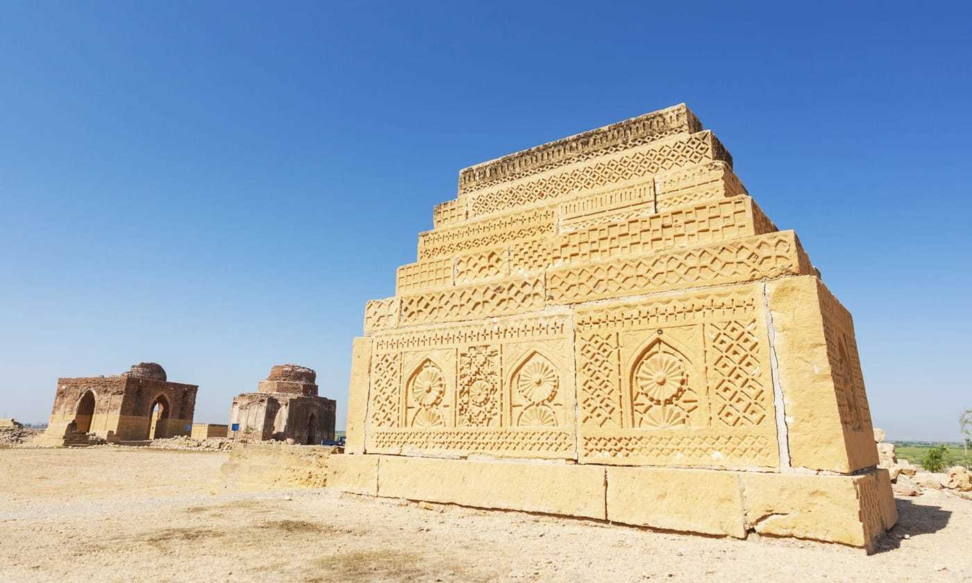 瓦 天皇家菊の16紋 本物です 16菊花紋があった～パキスタン