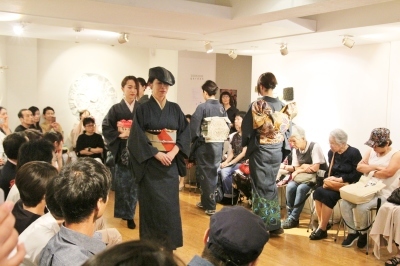 朝倉加代アート作品展ファッションショーにマドモアゼル・シネマが登場_d0178431_20333319.jpg