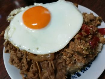 吉野家の持帰りアレンジメニュー「スパイシーガパオ牛丼」_a0007462_19033923.jpg