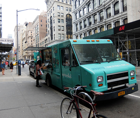 NY初のお花屋さんトラック『アップルーテット・フラワー・トラック』 Uprooted Flower Truck_b0007805_08235118.jpg