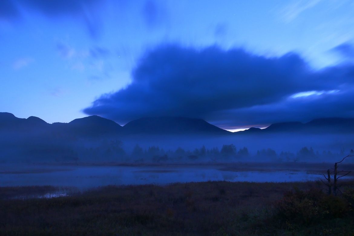 朝霧のベールが薄れ、徐々に「幻の湖」が姿を現した・・・２０１８秋の小田代ヶ原シリーズ（２）_a0031821_10201946.jpg