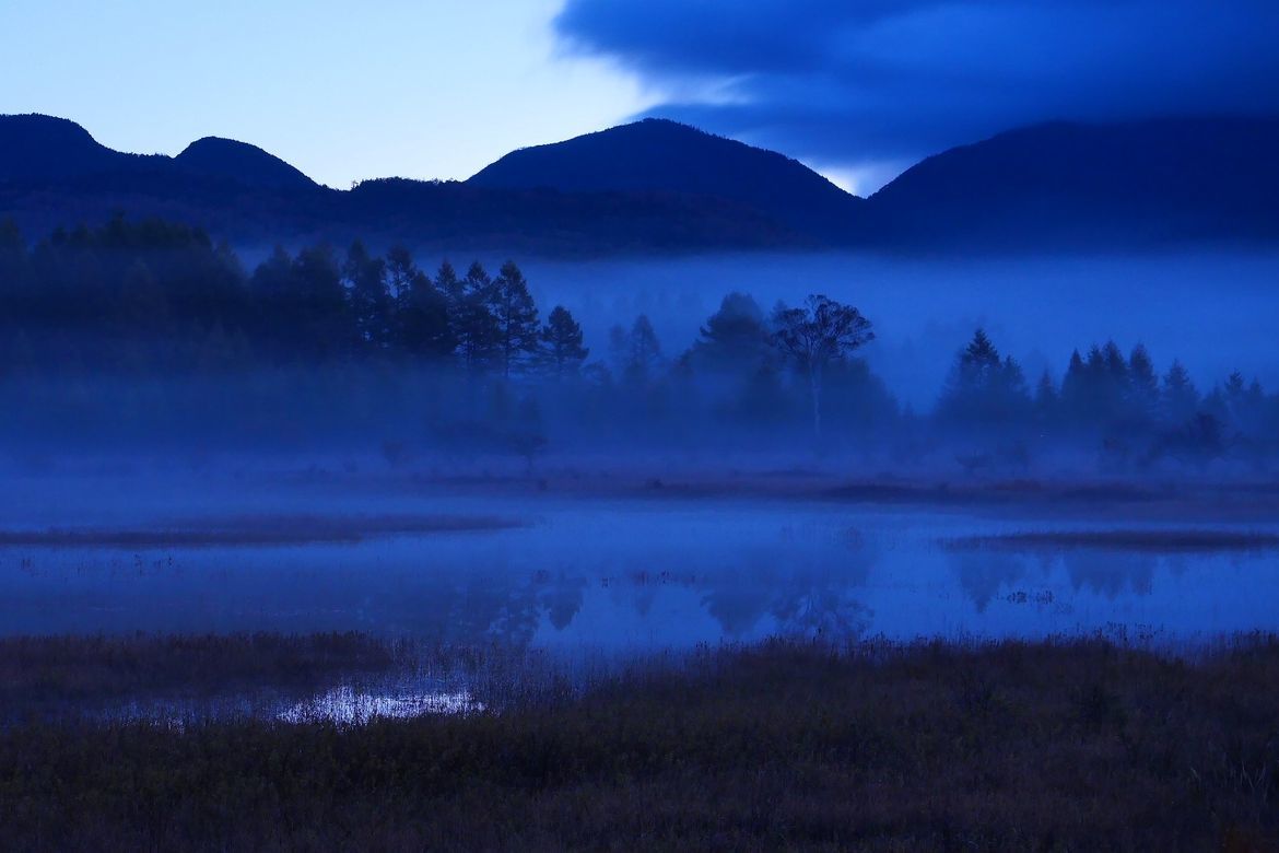 朝霧のベールが薄れ、徐々に「幻の湖」が姿を現した・・・２０１８秋の小田代ヶ原シリーズ（２）_a0031821_10324922.jpg