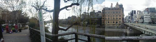 ●京都四条大橋際の路上ミュージシャン_d0053294_18244300.jpg