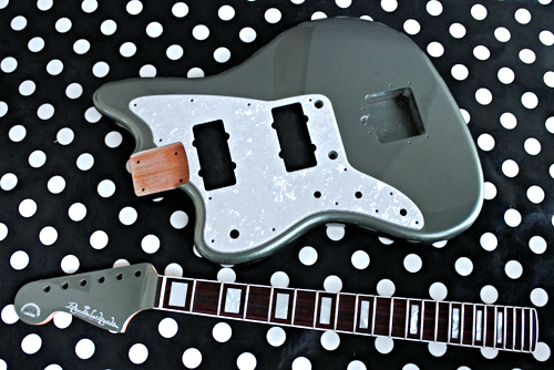 左用を含むGuitar × 5種とBass × 1種の塗装が完了です。_e0053731_18182259.jpg