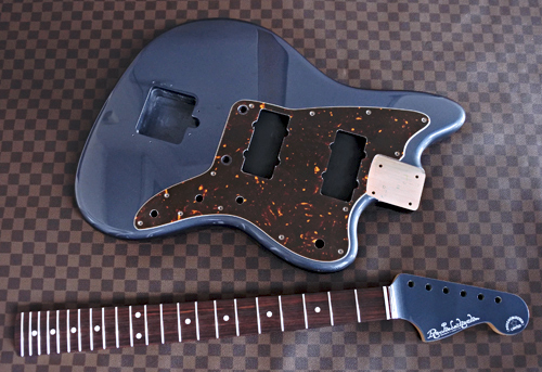 左用を含むGuitar × 5種とBass × 1種の塗装が完了です。_e0053731_18182572.jpg