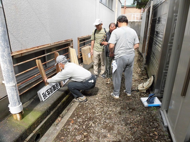 新設の専用倉庫に防災備品の移動が完了! 避難所開設・運営訓練を前に吉原高校の現場確認会_f0141310_07353343.jpg