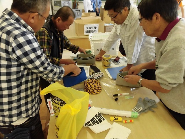 新設の専用倉庫に防災備品の移動が完了! 避難所開設・運営訓練を前に吉原高校の現場確認会_f0141310_07360141.jpg