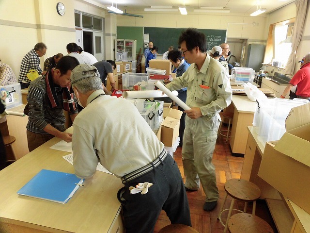 新設の専用倉庫に防災備品の移動が完了! 避難所開設・運営訓練を前に吉原高校の現場確認会_f0141310_07360950.jpg