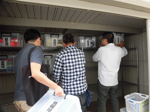 新設の専用倉庫に防災備品の移動が完了! 避難所開設・運営訓練を前に吉原高校の現場確認会_f0141310_07363584.jpg