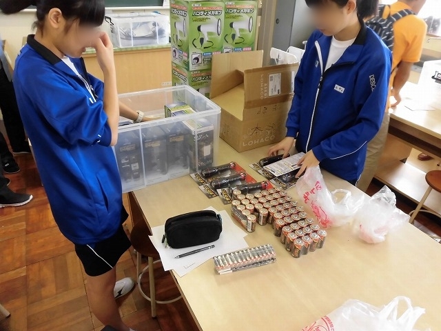 新設の専用倉庫に防災備品の移動が完了! 避難所開設・運営訓練を前に吉原高校の現場確認会_f0141310_07370035.jpg