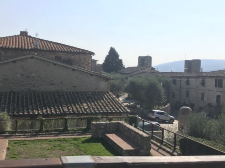 モンテリッジョーニの城壁が春まで値上がりした訳_a0136671_01570594.jpg