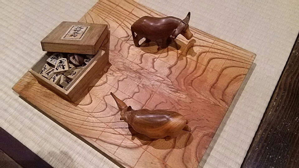 隣の柿が気になって 白髪の旅ガラス 隣の柿が気になって 白髪の旅ガラス