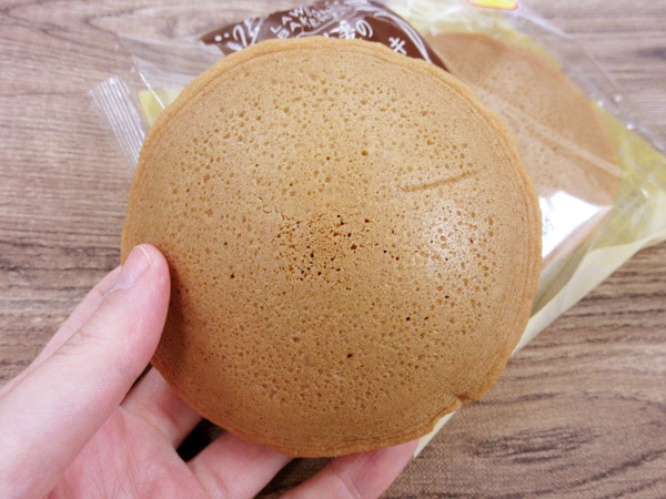 国産小麦のもちっとパンケーキ アーモンドクリーム2個入り@ローソン_c0152767_15185530.jpg