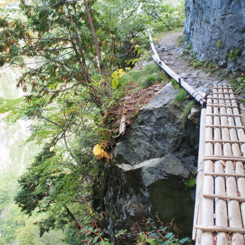落ちれば100パー死ぬ 阿蘇原温泉への道_b0199487_09581609.jpg