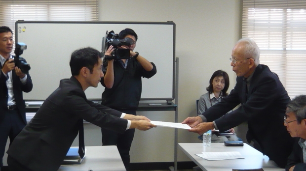 10月18日、大学の軍事研究絶対反対！岡山大学名誉教授の野田隆三郎先生を先頭に岡山大学当局へ申し入れをおこないました_d0155415_15313199.jpg