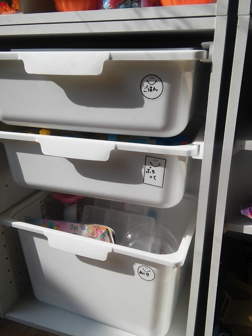 白 ニトリのカラボで引き出しオモチャ収納 ほぼ100均で片付け収納に挑戦