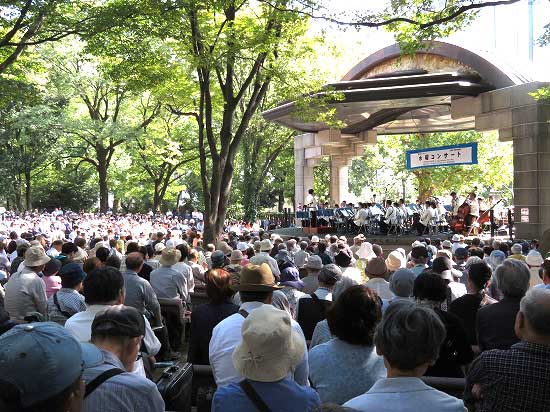 日比谷公園で花と、警視庁音楽隊コンサート_e0255509_2112362.jpg