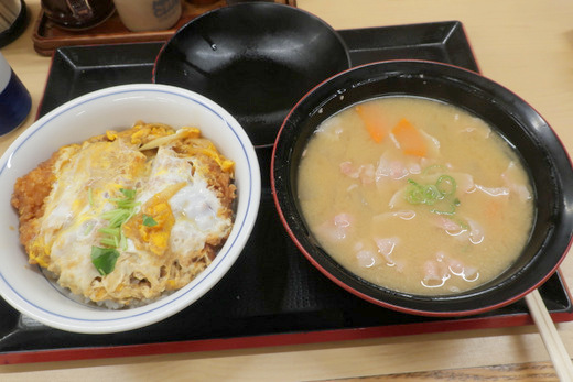 【タレカツ丼は】かつや　カツ丼（梅）　とん汁（大） 601円【既に販売終了】_d0386118_22321821.jpg