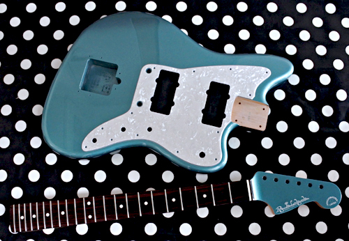 左用を含むGuitar × 3種とBass × 3種の塗装が完了です。_e0053731_15463481.jpg