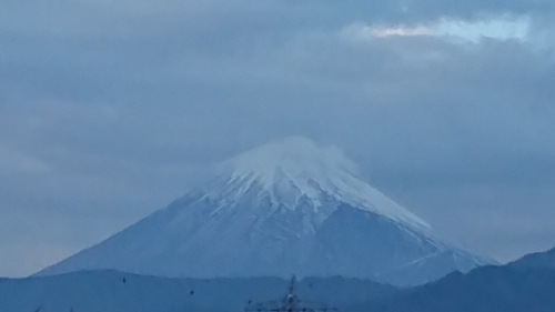 10月23日、夕暮れ時の我が家の駐車場から見た富士山です。_d0390236_17470032.jpg