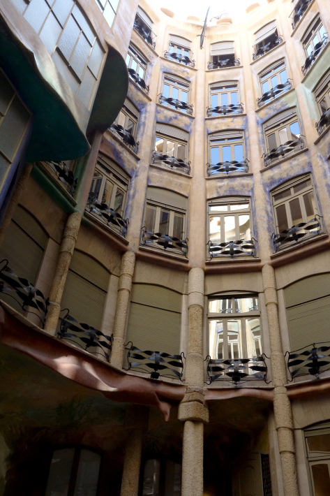 カサ・ミラ Casa Mila, La Pedrera アントニ・ガウディ Antoni Gaudi 2018年9月 バルセロナの旅(3)_f0117059_22282377.jpg
