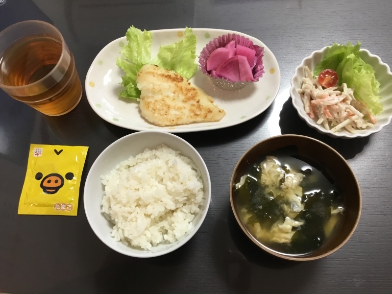 しらゆり荘 朝食： カレイのムニエル、ごぼうサラダ、漬物、ふりかけ_c0357519_07011641.jpeg