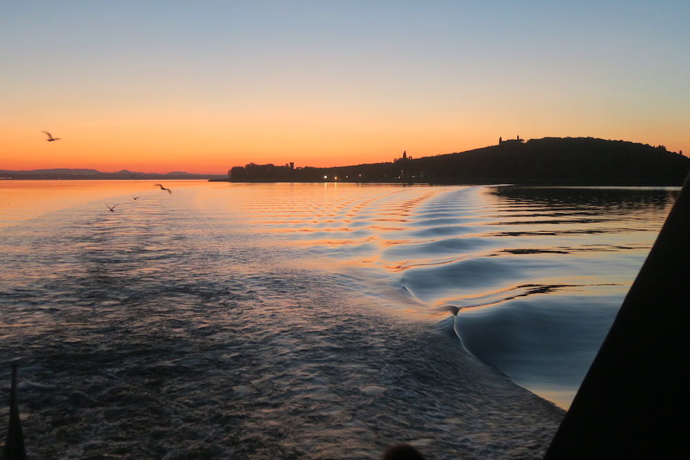 ポルヴェーセ島の秋と夕焼け、トラジメーノ湖_f0234936_6242287.jpg