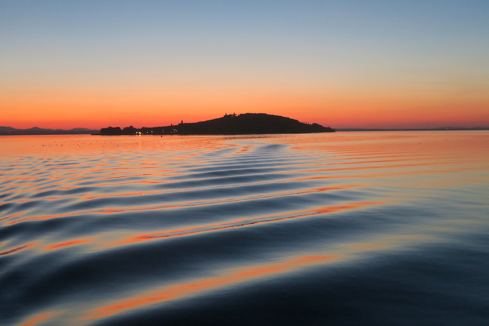 ポルヴェーセ島の秋と夕焼け、トラジメーノ湖_f0234936_636196.jpg