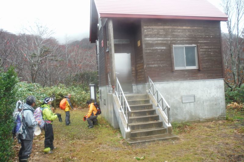 升沢避難小屋のし尿オガクズ降ろし_c0294658_21330696.jpg