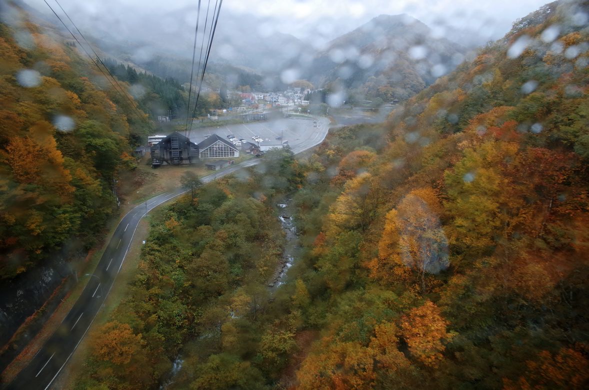 新潟の秋は小雨模様だった(^^;　苗場ドラゴンドラから見る紅葉は如何に？・・・日帰りバスツアー一人旅_a0031821_14375114.jpg